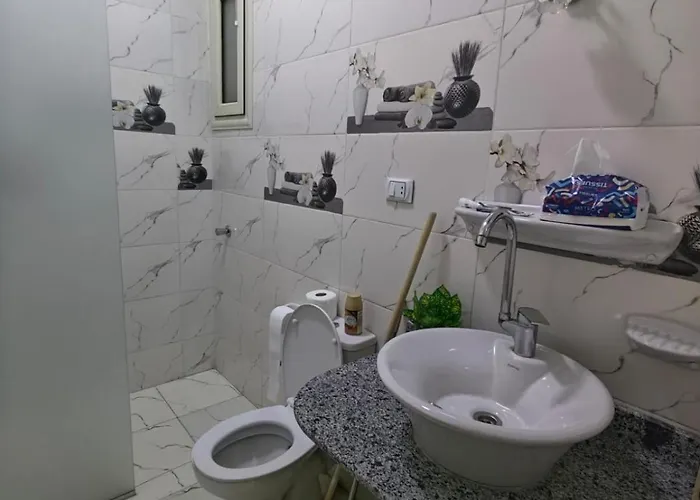 Charming With Sunny Balcony, Walk To Sheraton St